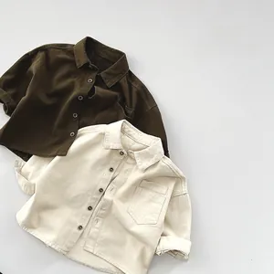 Vue détaillée de chemises rétro en coton pour enfants en olive et beige avec poche poitrine
