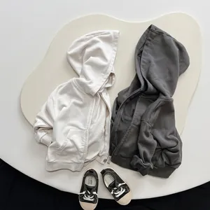 Kinder Kapuzenjacken aus Fleece in Beige und Grau mit passenden Canvas-Sneakern