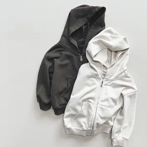 Detail der Kinderjacke mit Kapuze, Metallreißverschluss und Rippbündchen aus Baumwolle
