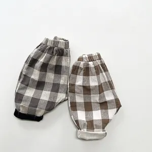 Détail d'un pantalon sarouel à carreaux pour enfant avec taille élastique et revers stylé