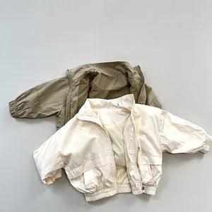Giacche a vento con zip per bambini nei colori kaki e beige con polsini elastici
