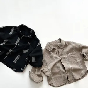 Détail de chemises enfant en coton et lin avec rayures verticales et texture tissée