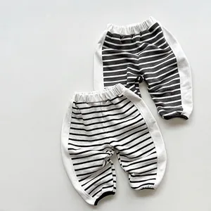 Παιδικό ριγέ παντελόνι joggers σε μαύρο και άσπρο με ελαστική μέση για παιδιά