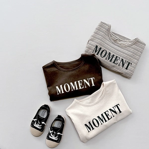 Flachbild von Kinder Langarm-Baumwoll-T-Shirts mit MOMENT-Aufdruck und Segeltuchschuhen