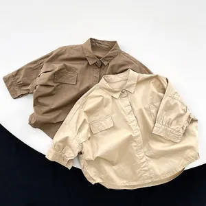 Détails des chemises en coton marron et beige avec revers et poche à rabat décorative