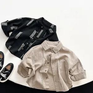 Mise à plat de chemises en coton à rayures verticales en noir et kaki pour enfants