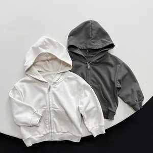 Detail von Kinder Kapuzenpullover mit Reißverschluss und gerippten Bündchen