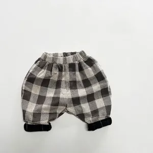 Détails du pantalon à carreaux pour enfants avec taille élastique et revers noirs en coton