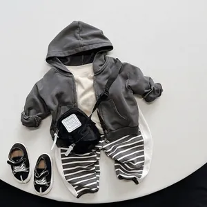 Dreiteiliges Kinder-Herbstset mit dunkelgrauem Hoodie, cremefarbenem Shirt und Streifenhose