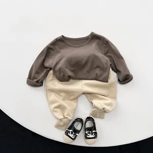 Flachbild von braunem Langarm-T-Shirt mit MOMENT-Print und beige Jogginghose für Kinder