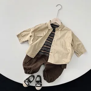 Ensemble enfant 3 pièces avec chemise, t-shirt rayé et pantalon cargo marron
