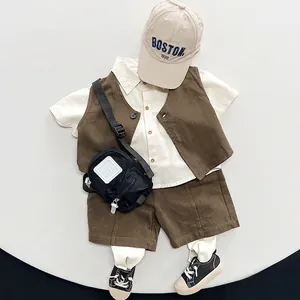 Conjunto de chaleco retro para niños con camisa beige, shorts marrones y accesorios