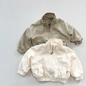 Dettagli della giacca a vento leggera per bambini con collo alto e tasche a patta