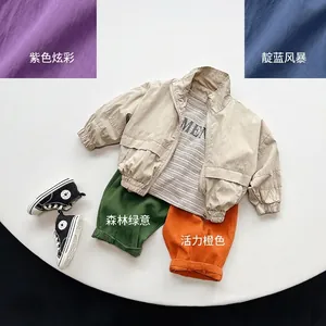 Completo tre pezzi per bambini con giacca beige, maglietta a righe e pantaloni olive