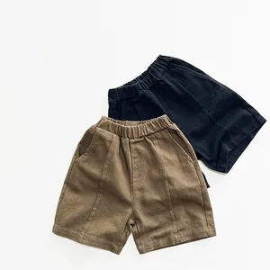 Detalle de la cintura elástica y las costuras en los pantalones cortos de algodón infantil