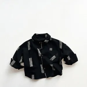 Vue détaillée à plat d'une chemise noire en coton à manches longues et motifs gris