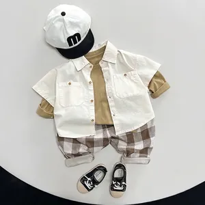 Tenue enfant 5 pièces : chemise cargo blanche, t-shirt jaune, pantalon à carreaux et bonnet