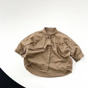 Détail d'une chemise en coton marron surdimensionnée avec deux poches et boutonnage