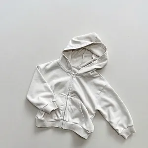 Details von hellbeigem Kapuzenpullover mit Reißverschluss, Kängurutaschen und Rippbündchen