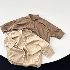 Détails de chemises amples en coton pour enfants avec poche poitrine et texture naturelle