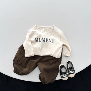 Kinder Langarmshirt aus Baumwolle mit MOMENT-Print und brauner Cargo-Hose