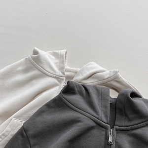 Detailaufnahme der hochwertigen Baumwolltextur und des Metallreißverschlusses der Hoodies