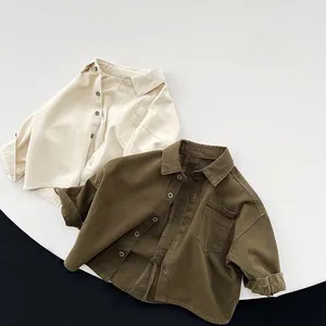 Détails de chemises pour enfants en coton avec col, poche poitrine et manches pliées