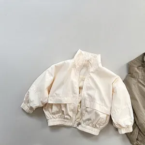 Dettaglio della giacca a vento per bambini con zip e orlo elastico in colore beige chiaro