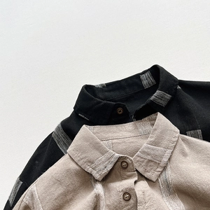 Gros plan de chemises en coton pour enfants montrant la texture et les boutons marron