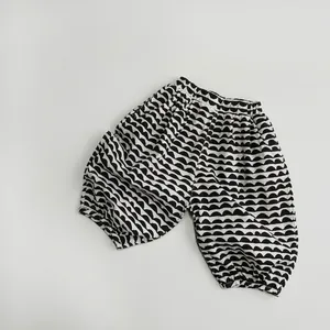 Détail du short bouffant en coton pour enfant avec motifs festonnés noir et blanc
