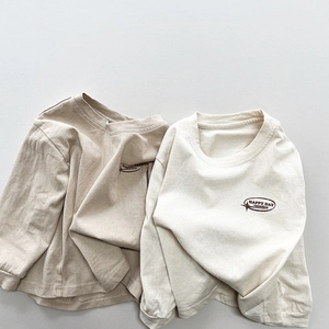 Detailansicht der Langarmshirts aus Leinenbaumwolle für Kinder mit Logo