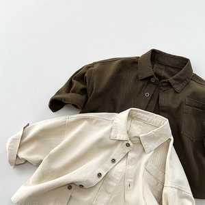 Vue détaillée de chemises rétro en coton pour enfants en vert olive et beige