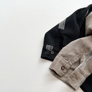 Gros plan sur les poignets de chemise en coton et lin montrant la texture du tissu