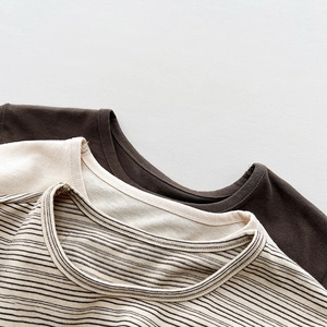 Detailansicht von Kinder-T-Shirt-Kragen mit feiner Doppelnaht und weichem Baumwollstoff-Gefühl