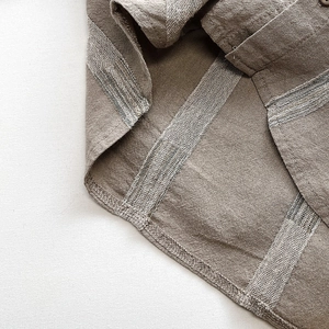 Chemise en coton marron pour enfants avec texture naturelle et détails de couture