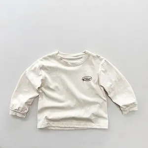 Detail aus weichem Baumwoll-Leinen-Stoff und Happy Day Druck auf dem Kinder Langarmshirt