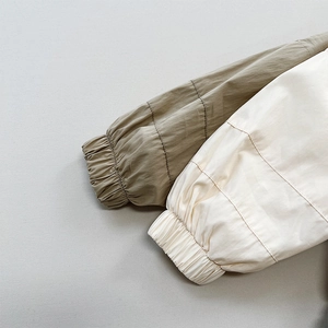 Dettaglio dei polsini elastici su giacche outdoor per bambini con trapuntatura