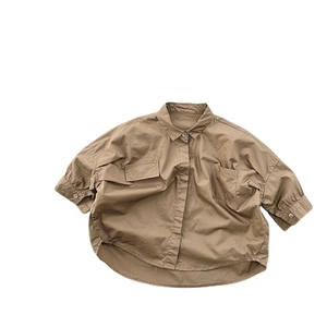 Chemise kaki oversize enfant avec poches asymétriques et ourlet arrondi moderne