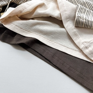 Makrodetail der hochwertigen Doppelndat-Naht und des weichen Baumwollstoffs an den T-Shirt-Säumen