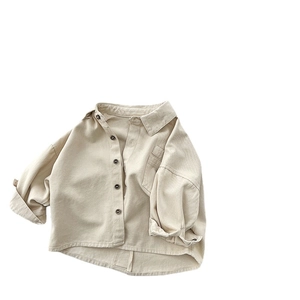 Chemise rétro beige à manches longues pour enfants avec poche poitrine et boutons