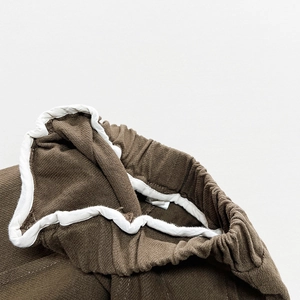 Pantalones cortos marrones para niños con cintura elástica y ribete blanco