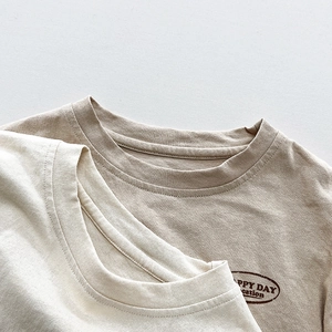 Detail von geripptem Rundhals an Baumwoll-T-Shirts in Beige und Cremeweiß mit Textur