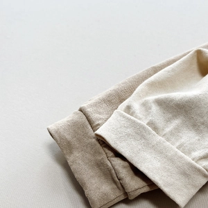 Nahaufnahme der gerippten Bündchen und Baumwollstoffe bei Langarm-Kindershirts