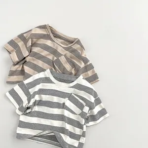 Détail de deux t-shirts en coton rayé kaki et crème avec poches poitrine et cols ronds