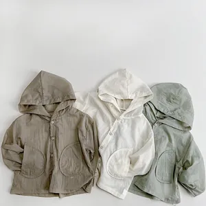 Détail de sweats à capuche légers en coton et lin avec poches pour enfants