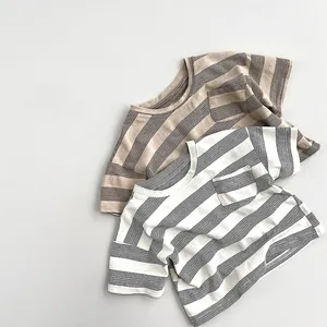 Détail à plat de t-shirts en coton rayés avec poches poitrine dans les tons marron et noir