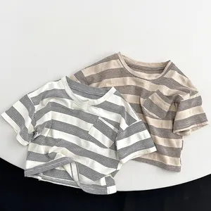 Détail de T-shirts rayés pour enfants en coton, coloris bleu marine, blanc et kaki