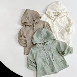 Trois couleurs de vestes à capuche pour enfants avec grandes poches rondes en vue à plat