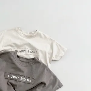 Détail de t-shirts en coton Gummy Bear avec des patchs en tissu vieilli et des textures