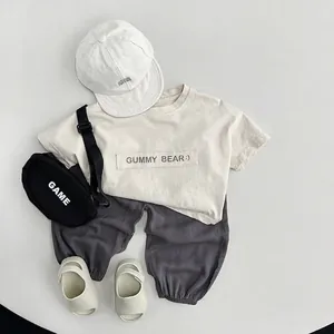 Tenue d'été pour enfants avec t-shirt Gummy Bear, pantalon gris foncé et casquette blanche